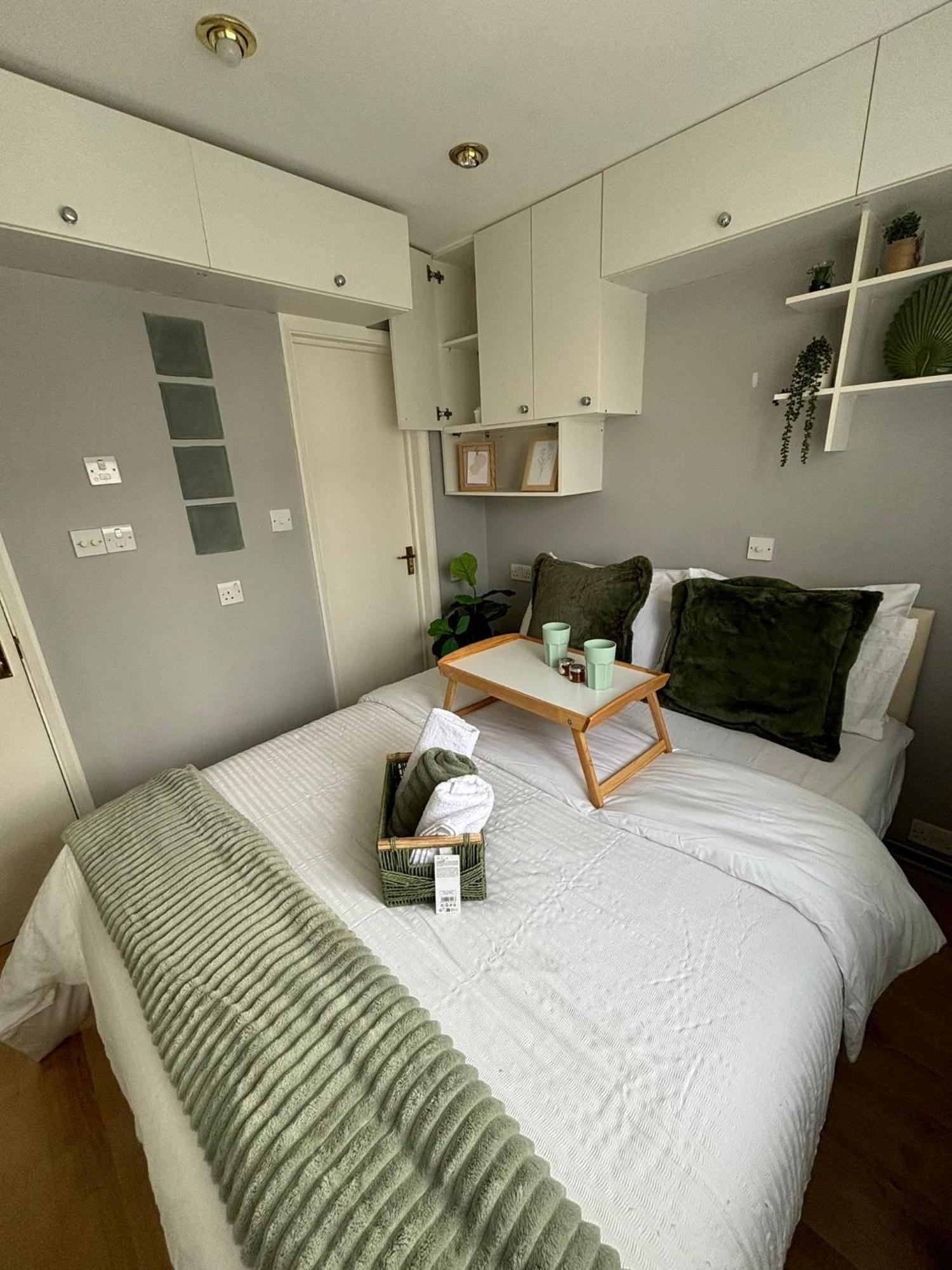 Amazing En-Suite Apartment In Finchley Central Londen Buitenkant foto