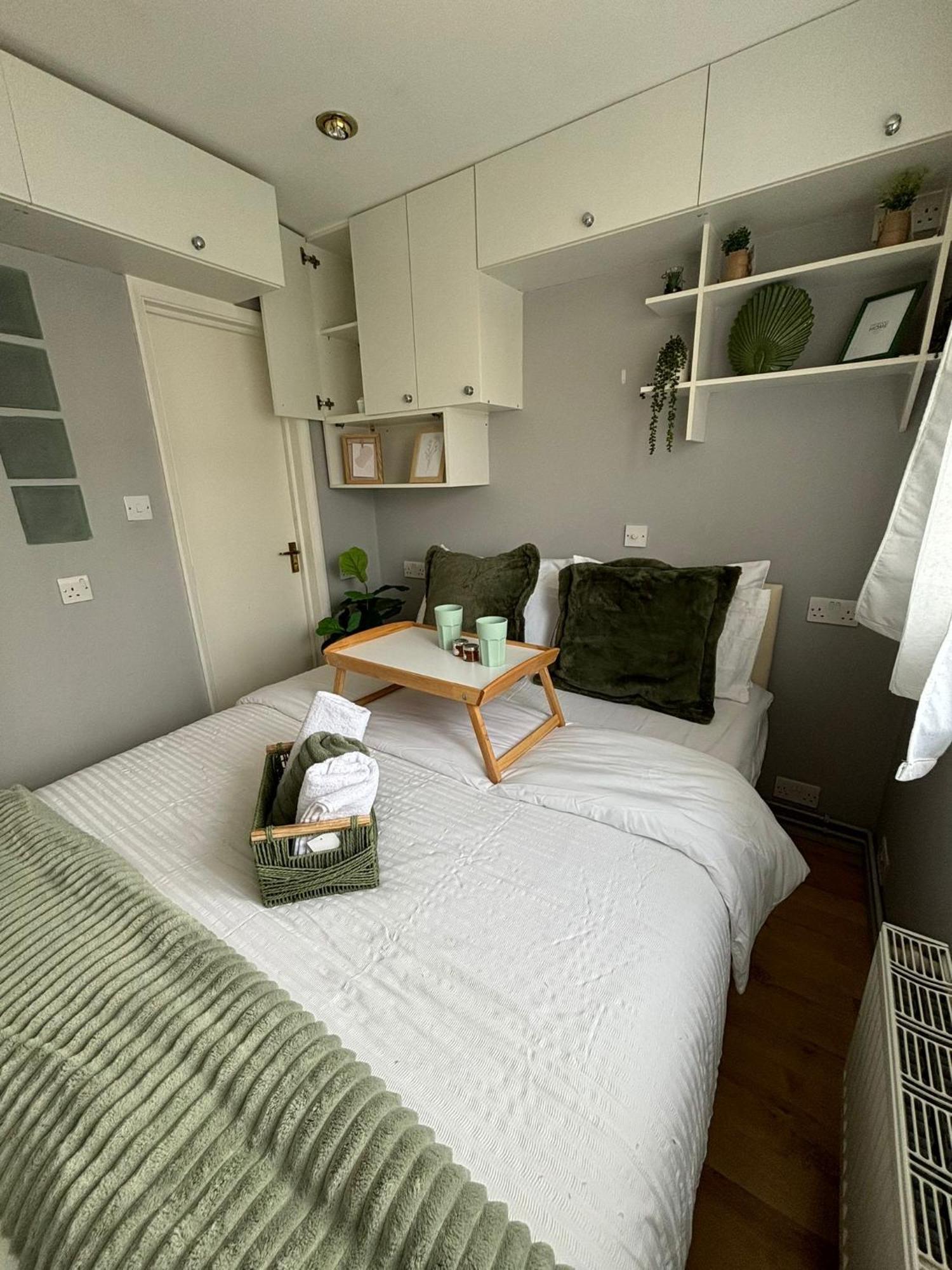 Amazing En-Suite Apartment In Finchley Central Londen Buitenkant foto